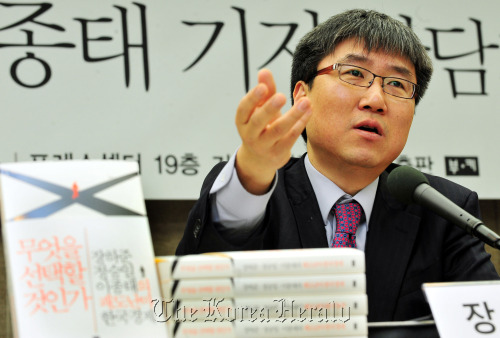 장하준(가운데) 정승일(오른쪽) 이종태의 쾌도난마 한국경제 "무엇을 선택할 것인가" 기자간담회가 19일 서울 프레스센테에서 열리고 있다. 박현구 기자phko@heraldm.com 2012.03.19
Economist Chang Ha-joon speaks during a press conference in Seoul on Monday. Park Hyun-koo/The Korea Herald