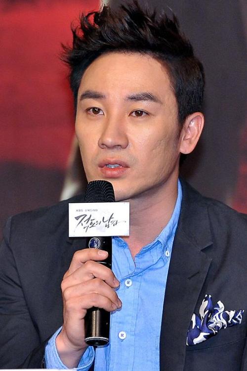 엄태웅(탤런트,영화배우)\r\n엄태웅은 3월 19일 오후 서울 잠실 롯데호텔에서 열린 KBS2 새 수목드라마 ‘적도의 남자’(극본 김인영, 연출 김용수 한상우)의 제작발표회에서 “욕망 때문에 자신의 의지와 상관없이 비극의 끝으로 가는 선우라는 역을 맡았다”면서 “그가 어떻게 복수를 해나갈지 궁금하다”고 배역을 소개했다