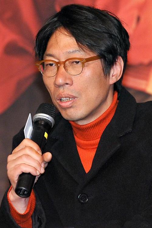 김용수(PD/KBS)\r\n김용수 감독은 3월 19일 오후 서울 잠실 롯데호텔에서 열린 KBS2 새 수목드라마 ‘적도의 남자’(극본 김인영, 연출 김용수 한상우)의 제작발표회에서 “동시간대 방송되는 타사 드라마 내용을 잘 알지는 못한다”고 말문을 열었다.