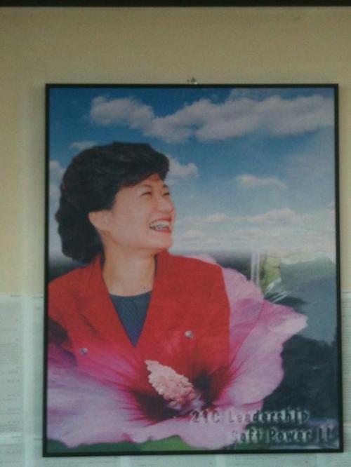 박근혜(국회의원)\r\n새누리당 손수조 후보의 선거사무실에 걸려있는 박근혜 비상대책위원장의 사진이 화제다.