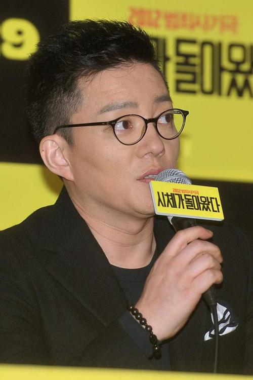 이범수(영화배우,탤런트)\r\n이범수는 3월 19일 오후 2시 서울 왕십리 CGV에서 열린 영화 ‘시체가 돌아왔다’(감독 우선호)언론시사회에 참석해 “어린 시절 부모님께 거짓말을 했던 생각이 난다”고 말문을 열었다.