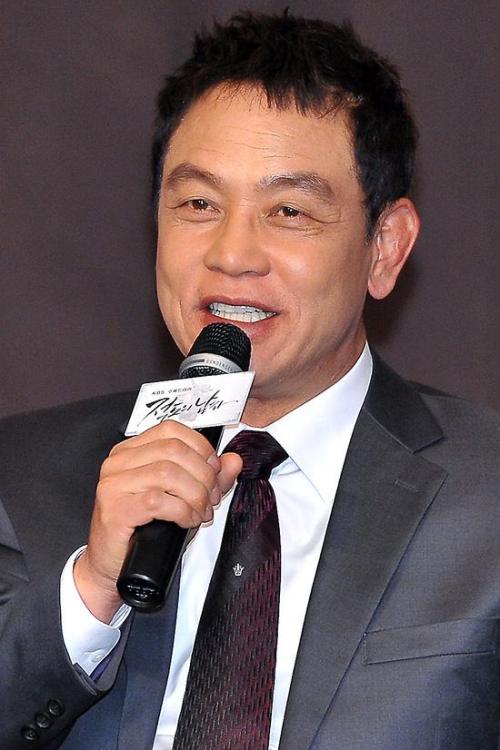 김영철(탤런트,영화배우)\r\n김영철은 3월 19일 오후 서울 잠실 롯데호텔에서 열린 KBS2 새 수목드라마 ‘적도의 남자’(극본 김인영, 연출 김용수 한상우)의 제작발표회에서 “욕망 때문에 결국 스스로 파멸하는 가련한 인물을 맡았다”고 배역을 소개했다.