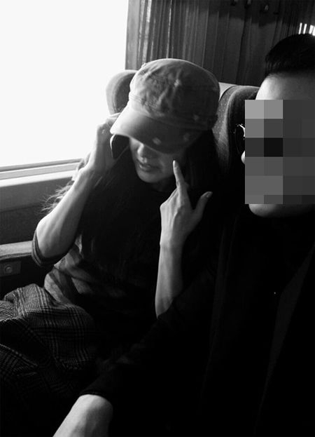 김지수(영화배우,탤런트)\r\n김지수는 19일 자신의 페이스북을 통해 연애 상태를 연애 중으로 공개하고, ‘로이 킴(Roy Kim)님과 연애 중입니다’라는 글을 게재했다.