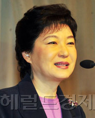 박근혜(국회의원)\r\n박근혜 새누리당 비대위원장이 비례대표 1번을 맡게 될 것이 유력시 되는 가운데 김종인 새누리당 비대위원은 19일 MBN ‘뉴스M’에 출연해 “박근혜 비대위원장에게 비례대표 1번을 주기로 비대위원들끼리 이미 합의했다”고 밝혔다.