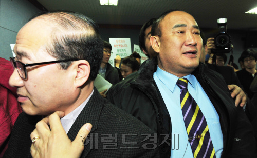19일 영등포 당사에서 열린 최고위원회의장에 당직자들이 들어와 피켓시위를 하면 당직자 비례대표를 달라며 항의하고 있다. 박현구 기자phko@heraldm.com 2012.03.19\r\n19일 영등포 당사에서 열린 최고위원회의장에 당직자들이 들어와 피켓시위를 하면 당직자 비례대표를 달라며 항의하고 있다. 박현구 기자phko@heraldm.com 2012.03.19