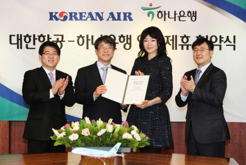 <YONHAP PHOTO-0609> 대한항공, 하나은행과 제휴 확대해 영 마케팅 강화 (서울=연합뉴스) 대한항공은 19일 오전 서울 중구 하나은행 본점에서 하나은행과 젊은 고객층 마케팅 강화를 위한 업무 제휴 협약식을 가졌다. 조현민(오른쪽 두번째)대한항공 상무와 이현주(오른쪽 세번째) 하나은행 부행장등 양사 관계자들이 업무 협약식 후 기념 촬영을 하고 있다. 2012.3.19 << 하나은행 >> photo@yna.co.kr/2012-03-19 13:57:20/ <저작권자 ⓒ 1980-2012 ㈜연합뉴스. 무단 전재 재배포 금지.>\r\n<YONHAP PHOTO-0609> 대한항공, 하나은행과 제휴 확대해 영 마케팅 강화 (서울=연합뉴스) 대한항공은 19일 오전 서울 중구 하나은행 본점에서 하나은행과 젊은 고객층 마케팅 강화를 위한 업무 제휴 협약식을 가졌다. 조현민(오른쪽 두번째)대한항공 상무와 이현주(오른쪽 세번째) 하나은행 부행장등 양사 관계자들이 업무 협약식 후 기념 촬영을 하고 있다. 2012.3.19 << 하나은행 >> photo@yna.co.kr/2012-03-19 13:57:20/ <저작권자 ⓒ 1980-2012 ㈜연합뉴스. 무단 전재 재배포 금지.>\r\n<YONHAP PHOTO-0609> 대한항공, 하나은행과 제휴 확대해 영 마케팅 강화 (서울=연합뉴스) 대한항공은 19일 오전 서울 중구 하나은행 본점에서 하나은행과 젊은 고객층 마케팅 강화를 위한 업무 제휴 협약식을 가졌다. 조현민(오른쪽 두번째)대한항공 상무와 이현주(오른쪽 세번째) 하나은행 부행장등 양사 관계자들이 업무 협약식 후 기념 촬영을 하고 있다. 2012.3.19 << 하나은행 >> photo@yna.co.kr/2012-03-19 13:57:20/ <저작권자 ⓒ 1980-2012 ㈜연합뉴스. 무단 전재 재배포 금지.>