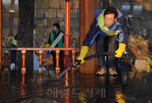20일 오전 혜화문 소공원에서 박원순서울시장이 주민 10여명과 함께  2012 봄맞이 대청소로 공원에 위치한 정자를 물청소하고 있다.\n이상섭 기자. babtong@heraldm.com 2012.03.20\r\n20일 오전 혜화문 소공원에서 박원순서울시장이 주민 10여명과 함께  2012 봄맞이 대청소로 공원에 위치한 정자를 물청소하고 있다.<br />이상섭 기자. babtong@heraldm.com 2012.03.20\r\n20일 오전 혜화문 소공원에서 박원순서울시장이 주민 10여명과 함께  2012 봄맞이 대청소로 공원에 위치한 정자를 물청소하고 있다.\n이상섭 기자. babtong@heraldm.com 2012.03.20\r\n20일 오전 혜화문 소공원에서 박원순서울시장이 주민 10여명과 함께  2012 봄맞이 대청소로 공원에 위치한 정자를 물청소하고 있다.\n이상섭 기자. babtong@heraldm.com 2012.03.20\r\n20일 오전 서울 종로구 혜화문 소공원에서 박원순 서울시장이 주민 10여명과 함께 ‘2012 봄맞이 대청소’로 공원에 위치한 정자를 물청소하고 있다. 이날 대청소에는 시민과 공무원, 시설물 관리기관 및 기업체 관계자 등 5만여명이 참여했으며 서울시가 전국 최초로 도입한 분진흡입 청소차량 16대와 물청소차 237대, 노면청소차 149대도 가동됐다. 이상섭 기자/babtong@