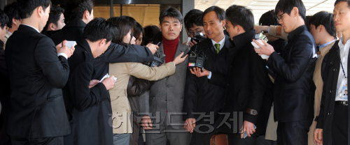 20일 오전 민간인 사찰 사건과 관련해 연일 의혹을 폭로했던 장진수 주무관이 서초동 서울중앙지방검찰청으로 출두하고 있다./ 안훈기자 rosedale@ 2012.03.20\r\n20일 오전 민간인 사찰 사건과 관련해 연일 의혹을 폭로했던 장진수 주무관이 서초동 서울중앙지방검찰청으로 출두하고 있다./ 안훈기자 rosedale@ 2012.03.20\r\n20일 오전 민간인 사찰 사건과 관련해 연일 의혹을 폭로했던 장진수 주무관이 서초동 서울중앙지방검찰청으로 출두하고 있다./ 안훈기자 rosedale@ 2012.03.20