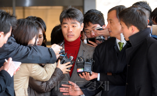 20일 오전 민간인 사찰 사건과 관련해 연일 의혹을 폭로했던 장진수 주무관이 서초동 서울중앙지방검찰청으로 출두하고 있다./ 안훈기자 rosedale@ 2012.03.20\r\n20일 오전 민간인 사찰 사건과 관련해 연일 의혹을 폭로했던 장진수 주무관이 서초동 서울중앙지방검찰청으로 출두하고 있다./ 안훈기자 rosedale@ 2012.03.20\r\n20일 오전 민간인 사찰 사건과 관련해 연일 의혹을 폭로했던 장진수 주무관이 서초동 서울중앙지방검찰청으로 출두하고 있다./ 안훈기자 rosedale@ 2012.03.20