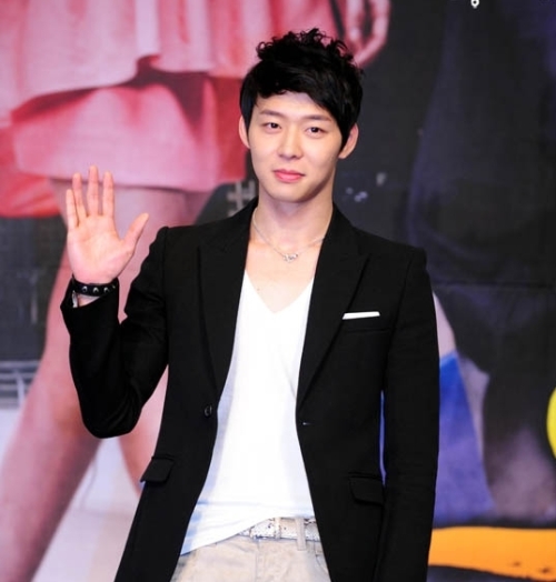 박유천(가수, 탤런트)\r\n‘해를 품은 달’이 떠난 수목극 왕좌를 차지하기 위해 방송3사가 ‘빅 매치’에 돌입한다. KBS 2TV ‘적도의 남자’, MBC ‘더킹 투하츠’, SBS ‘옥탑방 왕세자’ 등 세 편이 오는 21일 동시에 첫 방송한다. 대전에 붙은 ‘선수’끼리 공교롭게도 얽키고설킨 인연도 화제다.