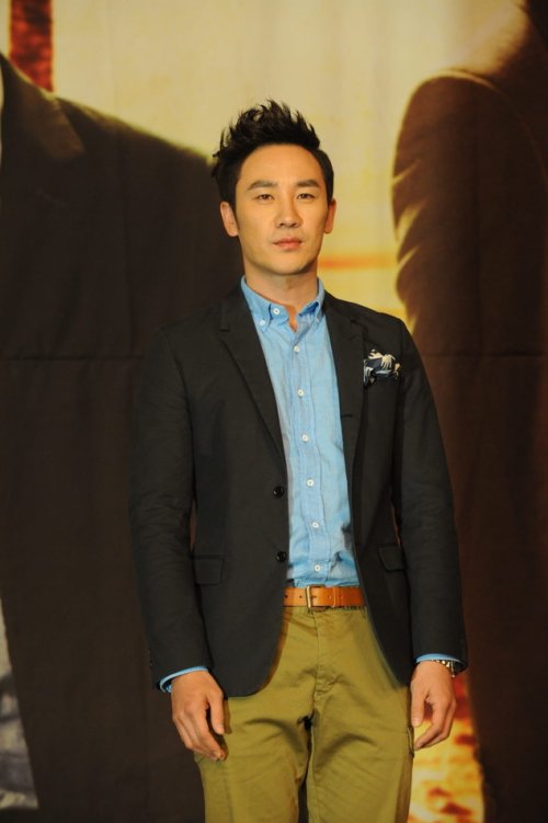 엄태웅(영화배우, 탤런트)\r\n‘해를 품은 달’이 떠난 수목극 왕좌를 차지하기 위해 방송3사가 ‘빅 매치’에 돌입한다. KBS 2TV ‘적도의 남자’, MBC ‘더킹 투하츠’, SBS ‘옥탑방 왕세자’ 등 세 편이 오는 21일 동시에 첫 방송한다. 대전에 붙은 ‘선수’끼리 공교롭게도 얽키고설킨 인연도 화제다.