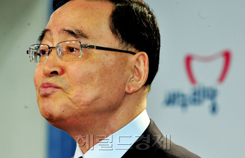 새누리당 정홍원 공천심사위원장이 20일 비례대표 후보자 50명을 발표하고 있다.<br />. 박현구 기자phko@heraldm.com 2012.03.20\r\n정홍원 새누리당 공천 심사위원장이 20일 비례대표 명단을 발표하고 있다.  박현구 기자/phko@heraldm.com