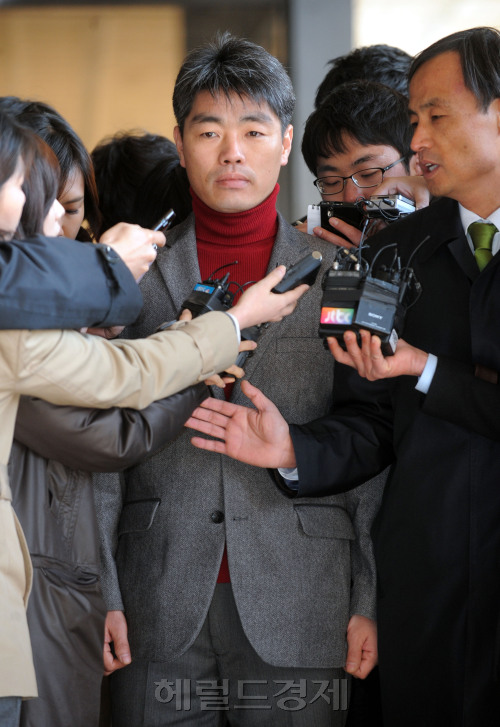 20일 오전 민간인 사찰 사건과 관련해 연일 의혹을 폭로했던 장진수 주무관이 서초동 서울중앙지방검찰청으로 출두하고 있다./ 안훈기자 rosedale@ 2012.03.20
Jang Jin-soo, a former official at the Prime Minister’s Office, enters the Central District Prosecu­tors’ Office in Seocho-dong, southern Seoul, on Tuesday to face questioning.
Ahn Hoon/The Korea Herald