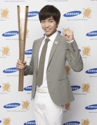 이승기(가수, 탤런트)\r\n가수 겸 배우 이승기 씨가 삼성전자에 의해 2012년 런던올림픽 성화봉송 주자로 선정됐다