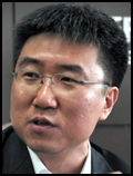 장하준(교수)\r\n장하준 케임브리지 대학교수가 복지논쟁의 중심에 섰다. 장 교수는 19일 오후 프레스센터에서 가진 정승일, 이종태 씨와 함께 저술한 ‘무엇을 선택할 것인가(부키)’ 출간 기자간담회에서 이제 유럽식 보편적 복지 논의를 새롭게 할 때라고 강조했다.