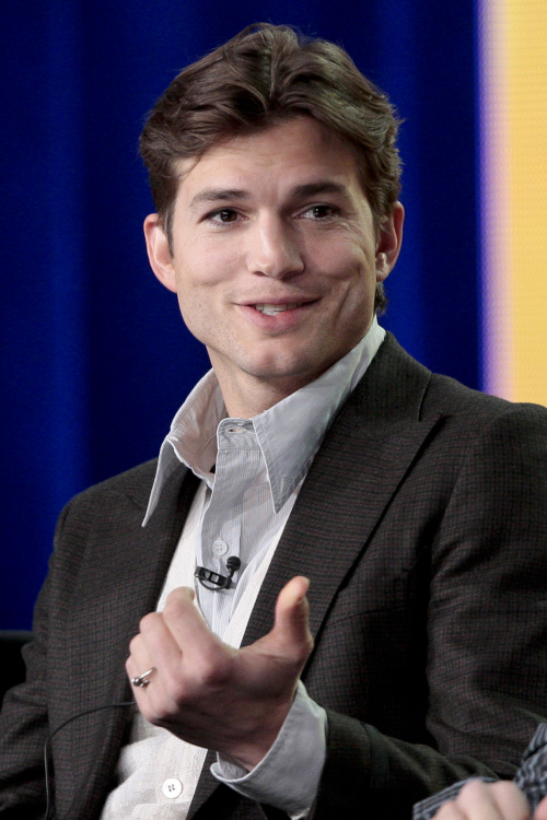 <YONHAP PHOTO-0238> FILE - In this Jan. 11, 2012 file photo, actor Ashton Kutcher speaks during the panel discussion for the sitcom "Two and a Half Men" at the Television Critics Association Winter Press Tour for CBS, the CW and Showtime in Pasadena, Calif. British billionaire Richard Branson announced that Kutcher will be the 500th customer to go into space. Kutcher is among dozens of Hollywood types, international entrepreneurs, scientists, space buffs and others who have made deposits to be among the first to reach the edge of the Earth on Branson's Virgin Galactic spaceline.(AP Photo/Jason Redmond, file)/2012-03-20 09:28:14/ <저작권자 ⓒ 1980-2012 ㈜연합뉴스. 무단 전재 재배포 금지.>
Actor Ashton Kutcher speaks during the panel discussion for the sitcom “Two and a Half Men” at the Television Critics Association Winter Press Tour for CBS, the CW and Showtime in Pasadena, California.  AP-Yonhap News