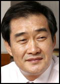 유경선(기업인)\r\n2012 런던올림픽 개막을 120 여일 앞두고 한국 선수단에 예상치 못한 변수가 불거졌다. \r\n유경선 유진그룹 회장이 런던 올림픽 한국 선수단장직에서 물러났다.