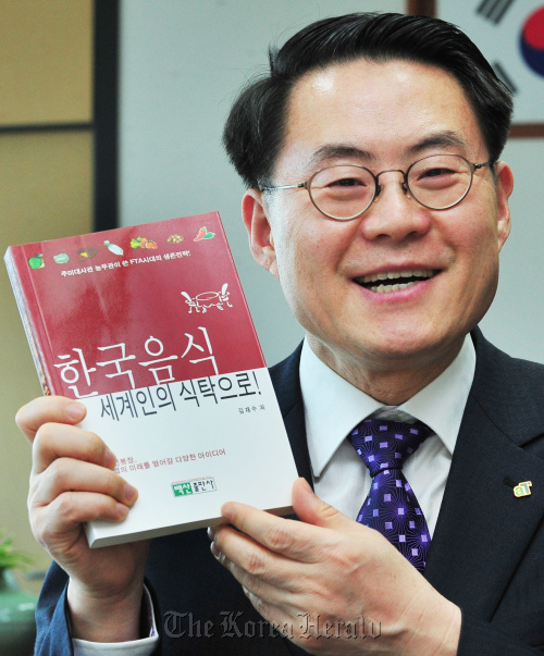 AT 농축산유통공사 사장 인터뷰. 박현구 기자phko@heraldm.com 2012.03.15
Kim Jae-soo, head of Korea Agro-Fisheries & Food Trade Corp, holds a book on food he authored.     Park Hyun-koo/The Korea Herald