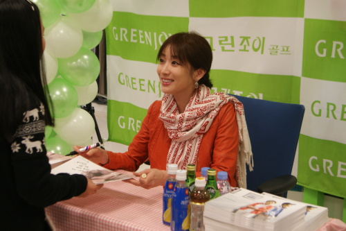 최정원(영화배우, 탤런트)\r\n배우 최정원이 지난 3월 17일 오후 부산 연산동에서 열린 골프웨어 ‘그린조이’ 팬사인회에 참석해 팬들과의 만남을 가졌다.