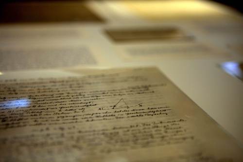 <YONHAP PHOTO-1134> One of only three existing manuscripts which contain Albert Einstein’s famous formula, E=MC2 the General Theory of Relativity, is displayed with other documents during a press conference at the Israeli Hebrew University in Jerusalem on March 19, 2012. The Israeli Hebrew University is launching a project to digitalis all archived Albert Einstein documents and his private library to make it available to the general public. AFP PHOTO/MENAHEM KAHANA../2012-03-19 23:44:03/ <저작권자 ⓒ 1980-2012 ㈜연합뉴스. 무단 전재 재배포 금지.>
One of only three existing manuscripts which contain Albert Einstein’s famous formula, E=MC2 the General Theory of Relativity, is displayed with other documents during a press conference at the Israeli Hebrew University in Jerusalem on Monday.  AFP-Yonhap News