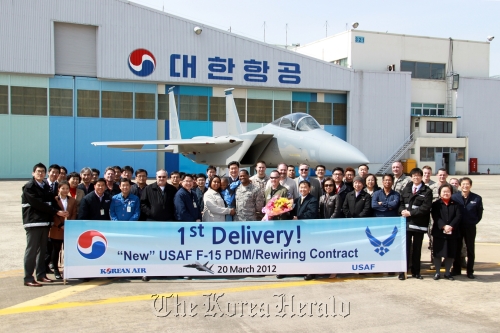 Officials of the U.S. Department of Defense and F-15 crew pose for a photo with Korean Air staff in front of the F-15 fighter rewired and repaired at the Korean Air Tech Center in Busan on Tuesday.
Korean Air
Officials of the U.S. Department of Defense and F-15 crew pose for a photo with Korean Air staff in front of the F-15 fighter rewired and repaired at the Korean Air Tech Center in Busan on Tuesday.
Korean Air
