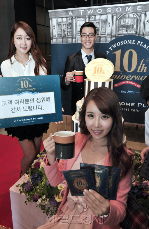 CJ푸드빌 투썸플레이스가 10번째 생일 맞아 신촌점에서 '10주년 기념 핸드드립커피 파우치 ' 100만개 증정행사를 갖고 있다. <br />정희조 기자/checho@heraldm.com 120320\r\nCJ푸드빌 투썸플레이스가 10번째 생일 맞아 신촌점에서 '10주년 기념 핸드드립커피 파우치 ' 100만개 증정행사를 갖고 있다. \n정희조 기자/checho@heraldm.com 120320