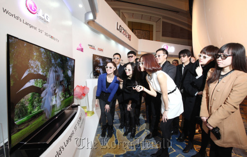 People experience LG’s 55-inch 3-D OLED TV in Beijing on Tuesday.  LG Electronics
People experience LG’s 55-inch 3-D OLED TV in Beijing on Tuesday.  LG Electronics