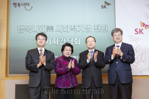 Kang Dae-sung (second from right), the chief executive of SK Group’s new social enterprise Happynarae, poses with the company’s outside directors after a press conference at SK headquarters on Tuesday. SK Group
Kang Dae-sung (second from right), the chief executive of SK Group’s new social enterprise Happynarae, poses with the company’s outside directors after a press conference at SK headquarters on Tuesday. SK Group
