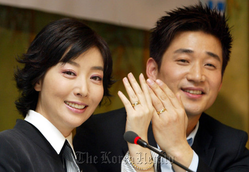 <사진->김보연.전노민씨 결혼발표<br />   탤런트 김보연.전노민씨가 11일 오전 롯데호텔에서 열린 결혼 발표 기자회견 도중 커플단지를 들어보이고 있다./도광환/문화/<br />  2004.2.11  (서울=연합뉴스)<br />  dohh@yna.co.kr<br /><br /><저작권자 ⓒ 2004 연 합 뉴 스. 무단전재-재배포 금지.>
Kim Bo-yeon and Jeon No-min  Yonhap News
