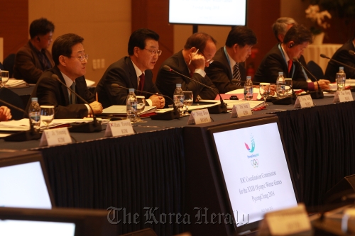PyeongChang Organizing Committee president Kim Jin-sun (second from left) speaks during a meeting with the IOC Coordination Commission in PyeongChang on Tuesday.
The PyeongChang 2018 Organizing Committee