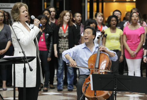 <YONHAP PHOTO-0118> World-famous cellist Yo-Yo Ma and famed soprano Renee Fleming, left, perform with a choir of dozens of high school students in the rotunda of the State of Illinois building, the James R. Thompson Center, Monday, March 19, 2012, in Chicago. The Monday afternoon performance was to promote the Chicago Symphony Orchestra's Citizen Musician initiative. The Lyric Opera of Chicago also sponsored the event and Illinois Gov. Pat Quinn attended. (AP Photo/Kiichiro Sato)/2012-03-20 06:11:07/ <저작권자 ⓒ 1980-2012 ㈜연합뉴스. 무단 전재 재배포 금지.>
World-famous cellist Yo-Yo Ma and famed soprano Renee Fleming (left) perform with a choir of dozens of high school students in the rotunda of the State of Illinois building, the James R. Thompson Center, Monday, in Chicago.  AP-Yonhap News