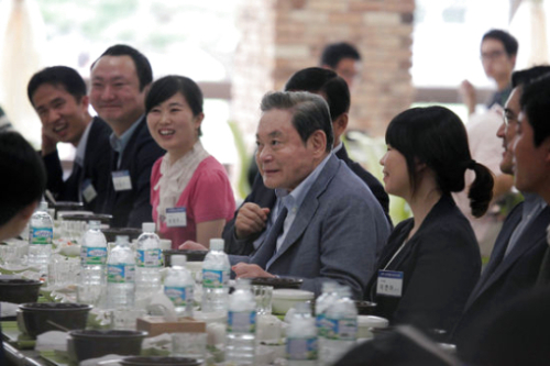 이건희(기업인, 국제기관단체인)\r\n올해 초 미국 라스베이거스에서 열린 세계 최대 가전쇼 ‘CES 2012’. 여기서 가장 큰 주목을 받은 업체가 바로 삼성전자였다. 삼성 제품들은 격찬를 받으며 “과연 삼성”이라는 탄성을 자아내게 했다.