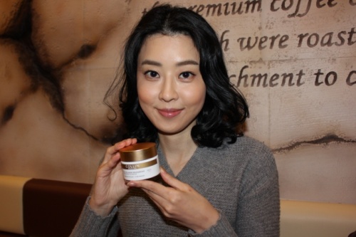 이매리(탤런트,영화배우)\r\n3월 20일 이매리의 관계자는 “최근 숙명여대 향장대학원에서 미용수업을 들으며 학구열을 불태우고 있는 이매리가 프랑스 명품 화장품으로 유명한 ‘꼴랑’의 홍보대사로 발탁됐다”고 전했다.