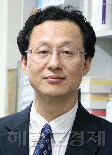 서영준(교수)\r\n보령제약과 한국암연구재단이 주관하는 ‘제11회 보령암학술상’ 수상자에 서울대 약대 서영준(54세ㆍ사진) 교수가 선정됐다.