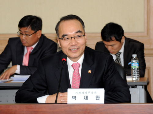 Finance Minister Bahk Jae-wan (Yonhap News)