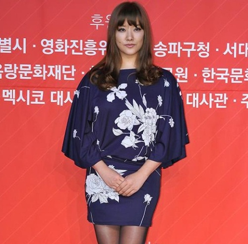 호란(가수,작가)\r\n호란은 3월 20일 오후 서울 신촌 유플렉스 제이드홀에서 열린 제 14회 서울국제여성영화제 기자회견에 참석했다. 가수도 배우도 아닌 감독자격이다.