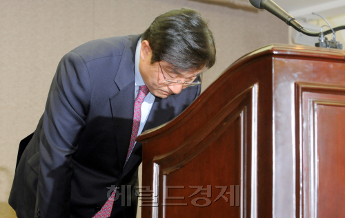 민간인 사찰 증거를 인멸 지시한 '윗선'으로 지목된 이영호 전 청와대 고용노사비서관이 20일 오후 서울 태평로 프레스센터에서 기자회견을 갖고 입장을 밝힌 머리숙여 인사를 하고 있다./안훈기자 rosedale@ 2012.03.20\r\n민간인 사찰 증거를 인멸 지시한 '윗선'으로 지목된 이영호 전 청와대 고용노사비서관이 20일 오후 서울 태평로 프레스센터에서 기자회견을 갖고 입장을 밝힌 머리숙여 인사를 하고 있다./안훈기자 rosedale@ 2012.03.20