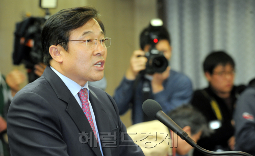 민간인 사찰 증거를 인멸 지시한 '윗선'으로 지목된 이영호 전 청와대 고용노사비서관이 20일 오후 서울 태평로 프레스센터에서 기자회견을 갖고 입장을 밝히고 있다. /안훈기자 rosedale@ 2012.03.20\r\n민간인 사찰 증거를 인멸 지시한 '윗선'으로 지목된 이영호 전 청와대 고용노사비서관이 20일 오후 서울 태평로 프레스센터에서 기자회견을 갖고 입장을 밝히고 있다. /안훈기자 rosedale@ 2012.03.20