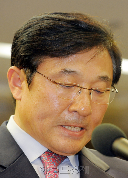 민간인 사찰 증거를 인멸 지시한 '윗선'으로 지목된 이영호 전 청와대 고용노사비서관이 20일 오후 서울 태평로 프레스센터에서 기자회견을 갖고 입장을 밝히고 있다. /안훈기자 rosedale@ 2012.03.20\r\n민간인 사찰 증거를 인멸 지시한 '윗선'으로 지목된 이영호 전 청와대 고용노사비서관이 20일 오후 서울 태평로 프레스센터에서 기자회견을 갖고 입장을 밝히고 있다. /안훈기자 rosedale@ 2012.03.20