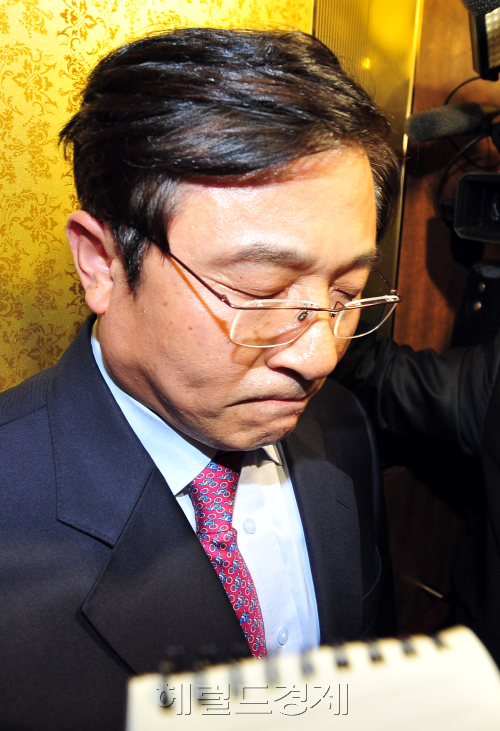 민간인 사찰 증거를 인멸 지시한 '윗선'으로 지목된 이영호 전 청와대 고용노사비서관이 20일 오후 서울 태평로 프레스센터에서 기자회견을 갖고 입장을 밝힌 후 기자들에게 둘러쌓여 기자회견장을 빠져나가고 있다./안훈기자 rosedale@ 2012.03.20\r\n민간인 사찰 증거를 인멸 지시한 '윗선'으로 지목된 이영호 전 청와대 고용노사비서관이 20일 오후 서울 태평로 프레스센터에서 기자회견을 갖고 입장을 밝힌 후 기자들에게 둘러쌓여 기자회견장을 빠져나가고 있다./안훈기자 rosedale@ 2012.03.20