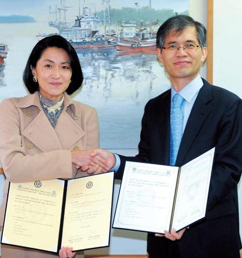 Hong Sung-A (left), director of the English education department of Herald Media, shakes hands with Lee Jong-soo, director of Yonsei Lifelong Learning Center, after signing a memorandum of understanding on global education projects in Seoul on Monday. (Lee Sang-sub/The Korea Herald)