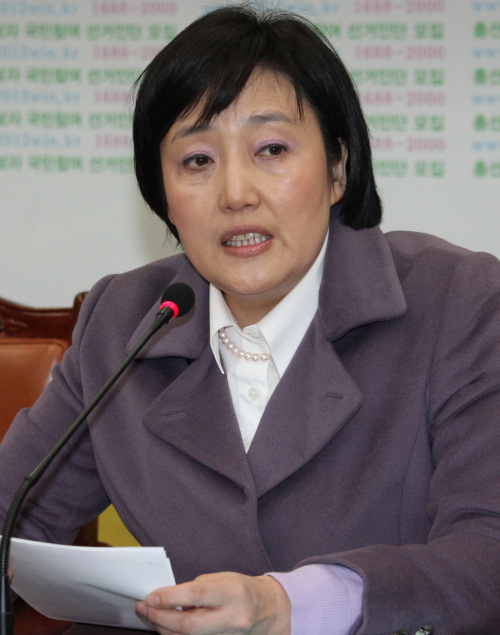 <YONHAP PHOTO-0654> 박영선, 사법부 비판 (서울=연합뉴스) 백승렬 기자 = 민주통합당 MB비리특위 위원장인 박영선 최고위원이 1일 국회에서 열린 기자간담회에서 최근 검찰수사 등의 문제점을 비판하고 있다. 2012. 3. 1 srbaek@yna.co.kr/2012-03-01 13:18:21/ <저작권자 ⓒ 1980-2012 ㈜연합뉴스. 무단 전재 재배포 금지.>