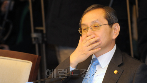 21일 오전 서울 남대문 대한상공회의소에서 열린 위기관리대책회에 참석한  김동수 공정거래위원장이 심각한 표정으로 회의 시작을 기다리고 있다./안훈기자 rosedale@ 2012.03.21\r\n21일 오전 서울 남대문 대한상공회의소에서 열린 위기관리대책회에 참석한  김동수 공정거래위원장이 심각한 표정으로 회의 시작을 기다리고 있다./안훈기자 rosedale@ 2012.03.21