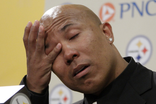 NFL football Pittsburgh Steelers receiver Hines Ward wipes his eye while announcing his retirement in Pittsburgh, Tuesday. (AP-Yonhap News)