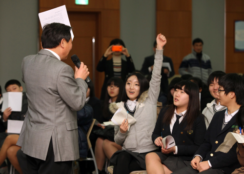 서울 금천구(구청장 차성수) 관내 시흥중학교 3학년 학생 110명이 20일 오후 진로체험 학습을 위해 금천구청을 방문해 구청이 하는 일들과 공무원들의 역할에 대해서 배웠다. 한 학생이 차성수 금천구청장과의 대화에서 질문이 있다며 손을 들고 있다.  [사진제공=금천구청]