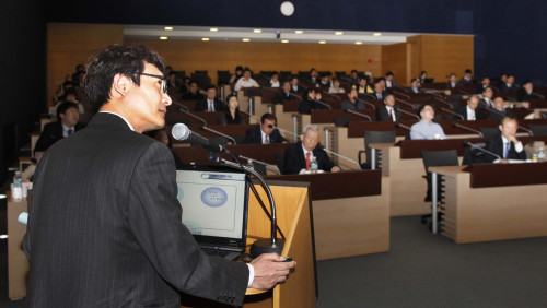 대한상공회의소(회장 손경식)가 20일 대한상의회관에서 개최한 ‘지속가능 성장을 위한 조세정책 방향 세미나’에서 박기백 서울시립대 교수가 ‘소득세 현황 및 향후 운용방향’을 주제로 발표하고 있다.