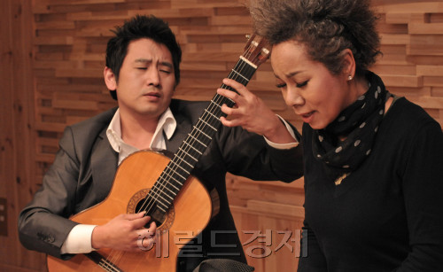 드니성호와 인순이<br />정희조 기자/checho@heraldm.com 120320
Guitarist Denis Sungho Janssens (left) and singer Insooni perform Kim Kwang-seok’s song “Around 30” at a studio in Dogok-dong, southern Seoul, on Tuesday.   Chung Hee-cho/The Korea Herald