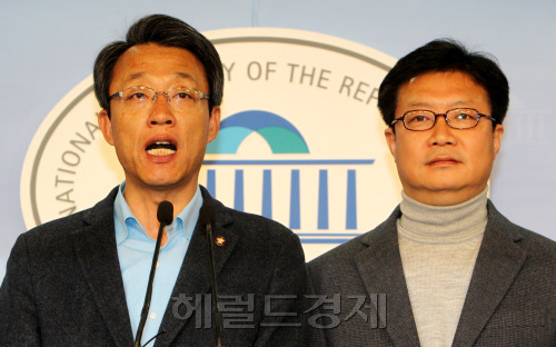 20일 국회 정론관에서 정태근,김성식의원이 기자회견을 하고 있다. 박현구 기자phko@heraldm.com 2012.03.19\r\n20일 국회 정론관에서 정태근,김성식의원이 기자회견을 하고 있다. 박현구 기자phko@heraldm.com 2012.03.19\r\n무소속 출마를 선언한 김성식(왼쪽)ㆍ정태근 의원이 20일 국회 정론관에서 기자회견을 열고 “우리는 낡은 정치를 깨뜨리고 새로운 정치를 싹 틔우는 밑거름이 되겠다”고 밝히고 있다. 16년 만에 서울에서 무소속 당선자가 나올지 주목된다.  박현구 기자/phko@