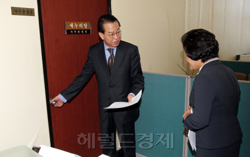 새누리당 공천위가 비례대표 후보 15번에 배치한 이봉화(오른쪽) 보건복지정보개발원장에 대해  2008년 쌀 직불금 불법신청 의혹 등을 문제삼아 당 국민공천배심원단이 재의를 요구한 가운데 이 씨가  21일 오전 국회 비대위회의장 입구에서 권영세 사무총장에게 소명자료를 제출하고 있다. 박현구 기자phko@\r\n새누리당 공천위가 비례대표 후보 15번에 배치한 이봉화(오른쪽) 보건복지정보개발원장에 대해  2008년 쌀 직불금 불법신청 의혹 등을 문제삼아 당 국민공천배심원단이 재의를 요구한 가운데 이 씨가  21일 오전 국회 비대위회의장 입구에서 권영세 사무총장에게 소명자료를 제출하고 있다. 박현구 기자phko@