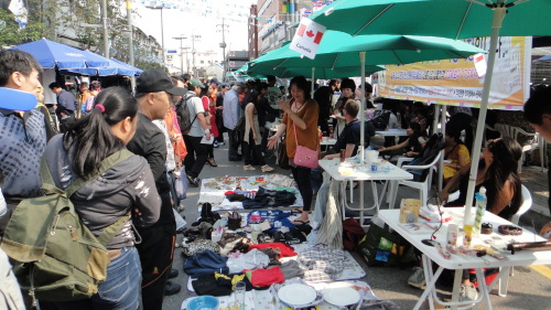 Sharing page
Shoppers browse stalls at a previous Foreigners’ Flea Market in Seoul.
Seoul Global Center
